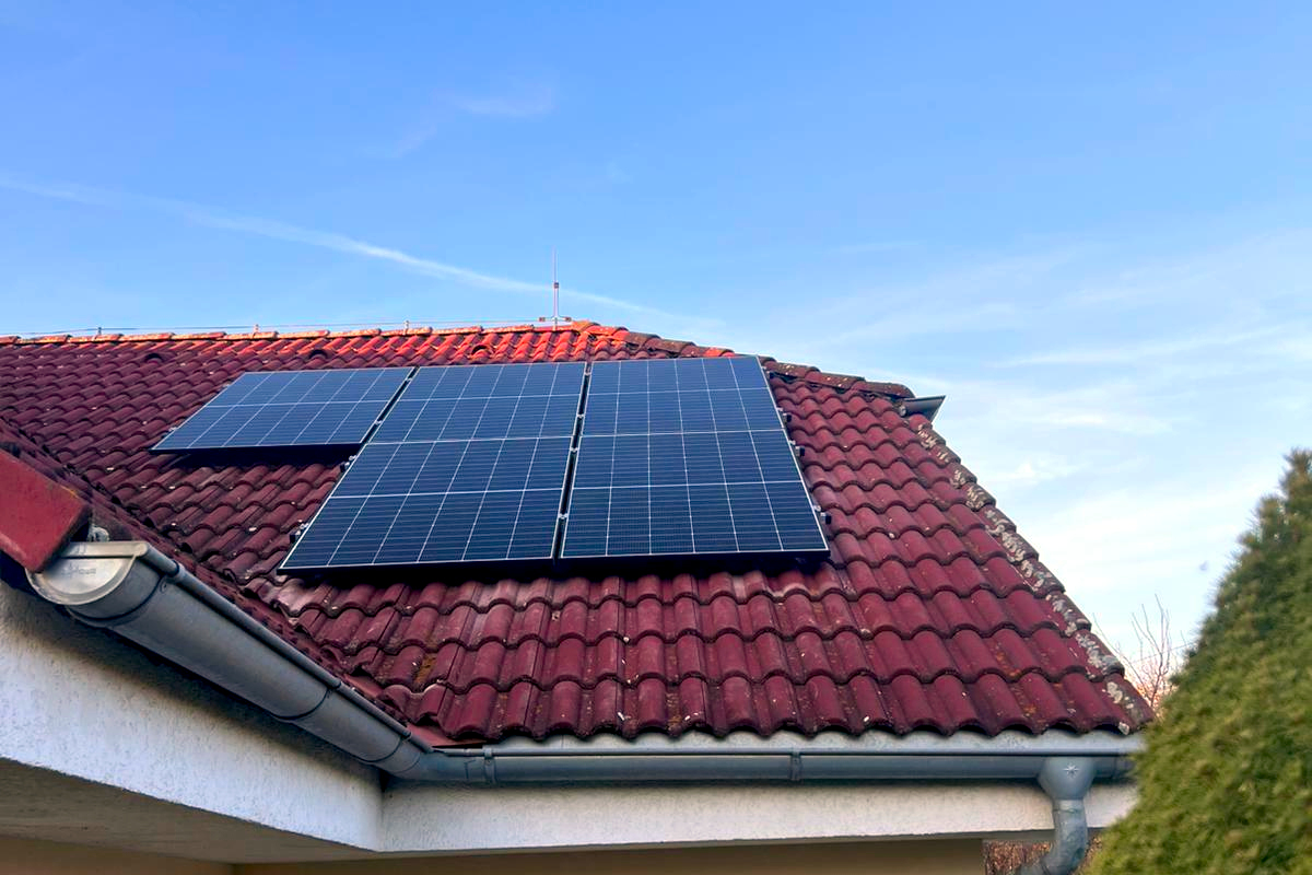 Úvod do kategorie fotovoltaiky pro rodinné domy. Naše zkušenosti, tipy, praxe a postupy, které pomáhají domácnostem vybrat správné řešení.